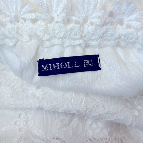 White Ruffled On/Off-Shoulder Blouse with Lace XL - Picture 6 of 6